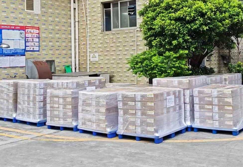 Verpackte Kartons bereit zum Versand