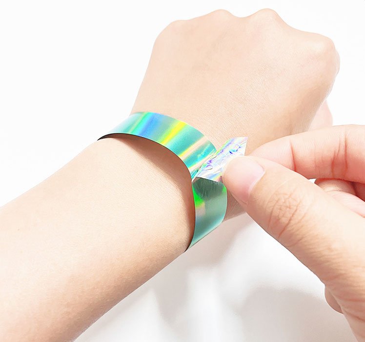 Tyvek-Armbänder mit hautfreundlichem Klebeverschluss